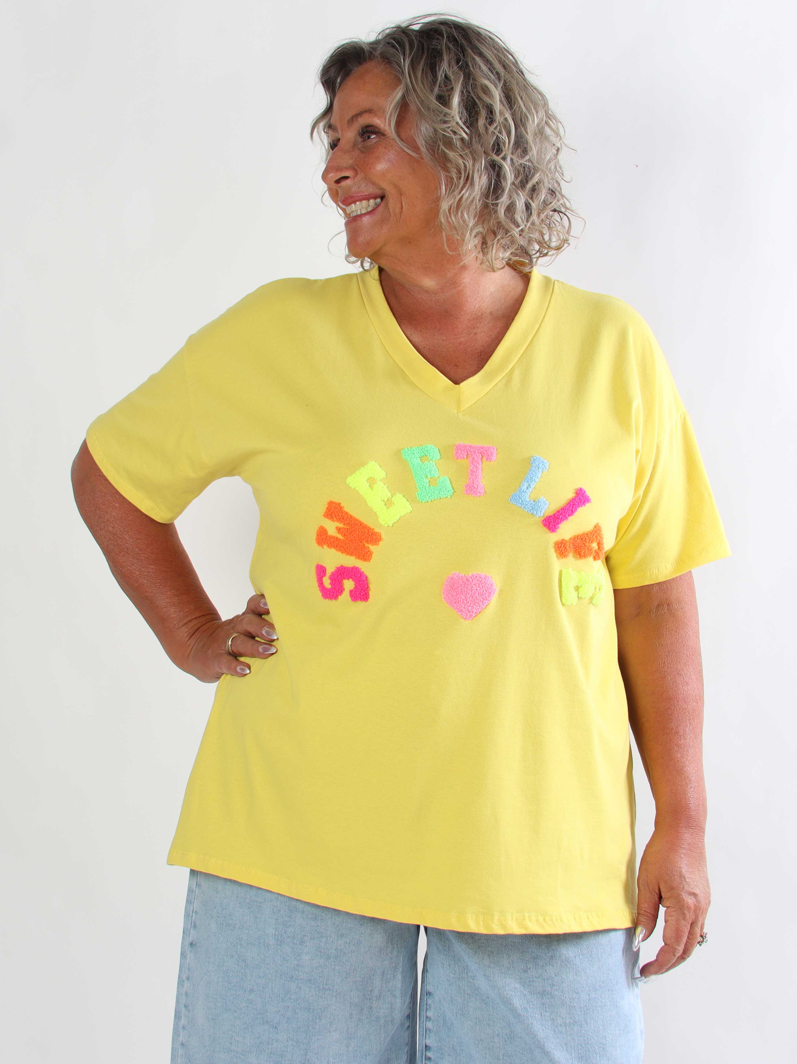 Leini - Plus size t-shirt i bomuld med v-udskæring og farverigt skrift